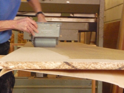 Danach wird der Holzleim auf die zugeschnittenen Platten aufgetragen und das
passende Stück Furnier aufgebracht.