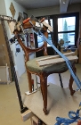 Reparatur von einem antiken Stuhl